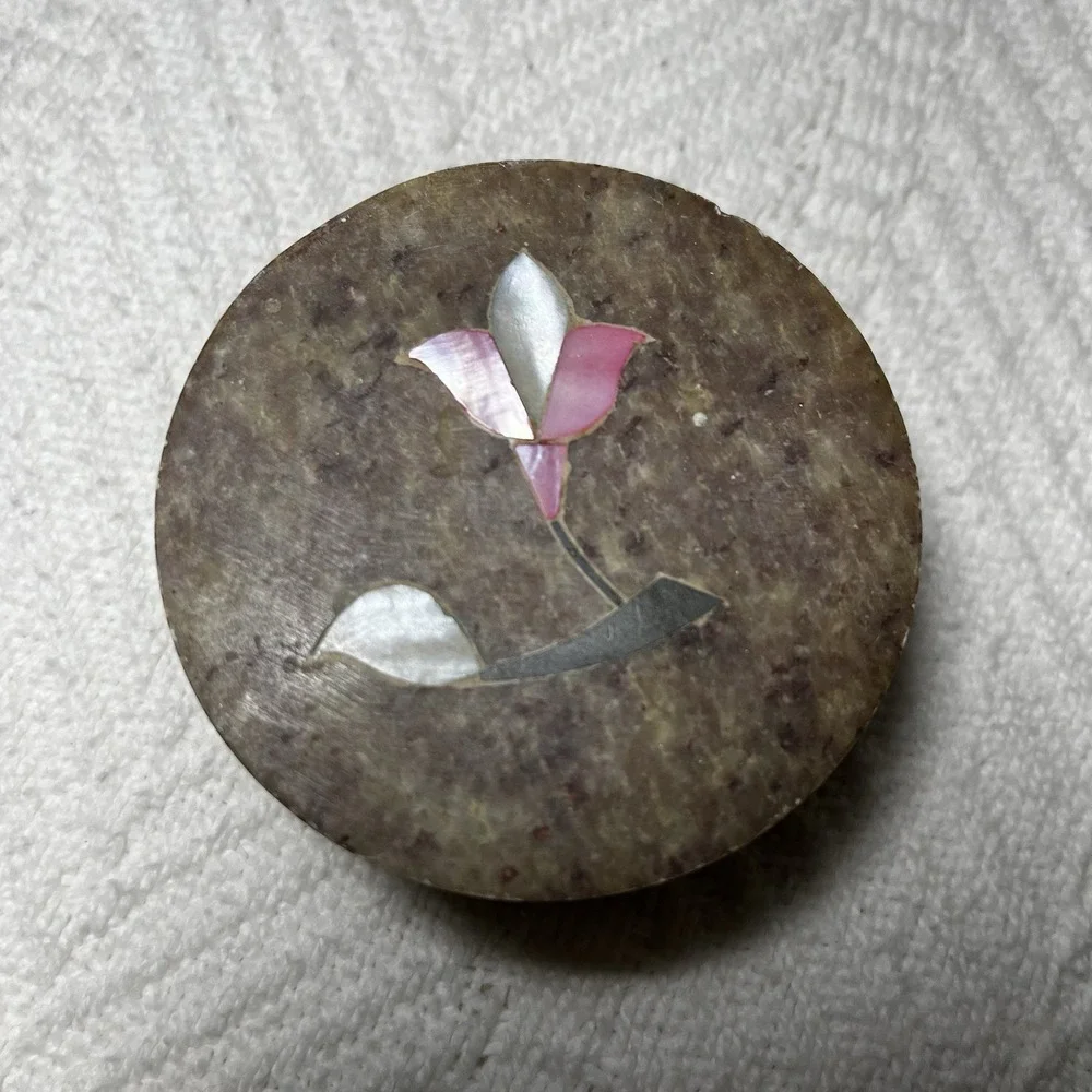 VTG Carved Soapstone Trinket Box ‎ Mother of Pearl Floral Inlay Made In India